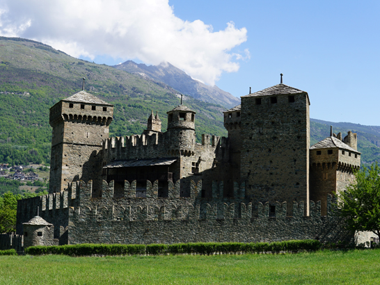 Château de Fénis avec un chien