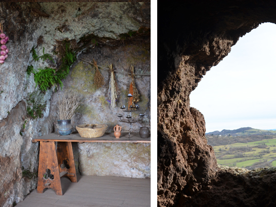 Site troglodyte de Jonas avec un chien