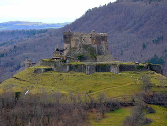 Château de Murol avec un chien